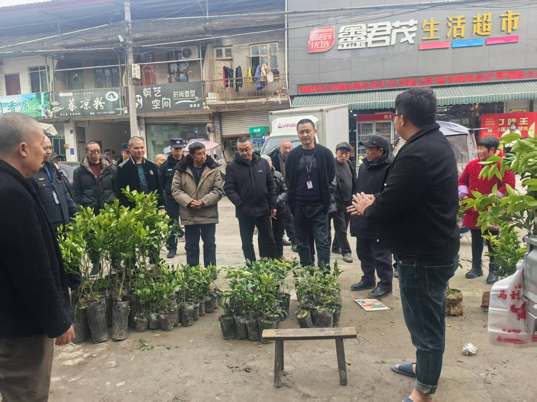 新盛镇人民政府配合区农业农村局执法大队、区<font color='red'>市场监管局</font>、派出所对辖区农资、种子、柑橘苗进行执法检查，发现无证卖水稻种子1家，外来无证卖柑橘苗2家，现场处理无证种子50斤，处理卖柑橘苗商家2家。.jpg